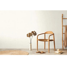 Ljust rum med trästol, matta, dekoration och stege