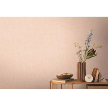 Dekorativt stilleben med blommor i vas på ett sidobord