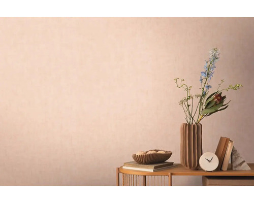 Dekorativt stilleben med blommor i vas på ett sidobord