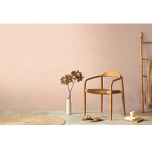 Ljust rum med trästol, stege, matta och dekorationer