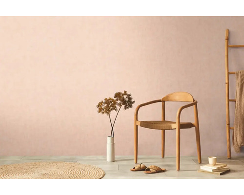 Ljust rum med trästol, stege, matta och dekorationer