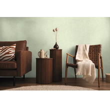 Vardagsrum med soffa, fåtölj och sidobord för en mysig atmosfär