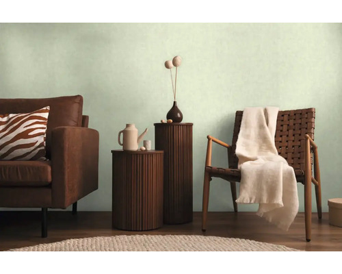 Vardagsrum med soffa, fåtölj och sidobord för en mysig atmosfär