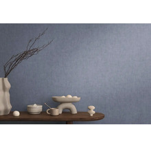 Dekorativt arrangemang på ett bord framför en blå vägg