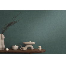 Scen med dekorativa element på ett bord framför en vägg