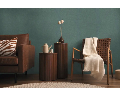 Vardagsrum med brun soffa, träpall och stol med filt