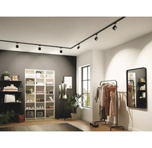 Modern garderobsdesign med hyllor, klädställning, spegel och flexibel skensbelysning