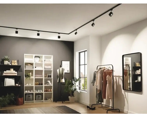 Modern garderobsdesign med hyllor, klädställning, spegel och flexibel skensbelysning