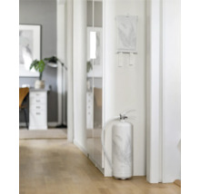 Brandsläckare med fjäderdesign och brandfilt i en ljus hall