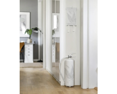 Brandsläckare med fjäderdesign och brandfilt i en ljus hall