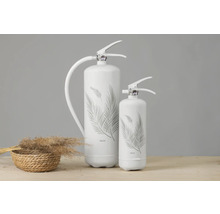 Två vita brandsläckare med bladmönster och korg med gräs