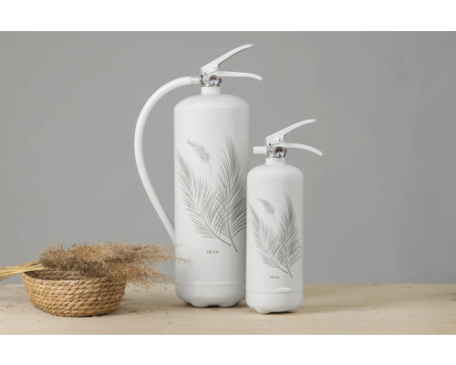 Två vita brandsläckare med bladmönster och korg med gräs