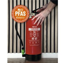 Röd brandsläckare med slang och bruksanvisning, manövreras av två händer. No to PFAS sigill.