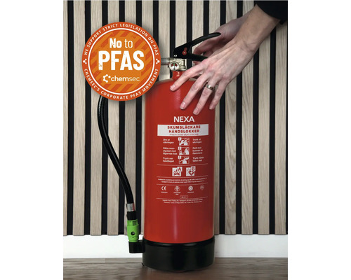 Röd brandsläckare med slang och bruksanvisning, manövreras av två händer. No to PFAS sigill.
