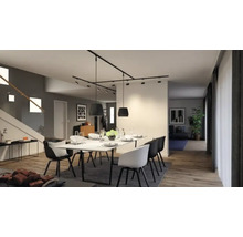 Matsal med matbord, stolar och modern belysning