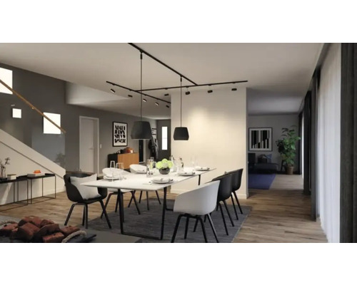 Matsal med matbord, stolar och modern belysning