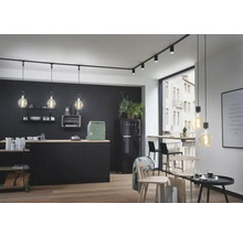 Modernt kök med svart pentry, skensystem med spotlights och pendellampor