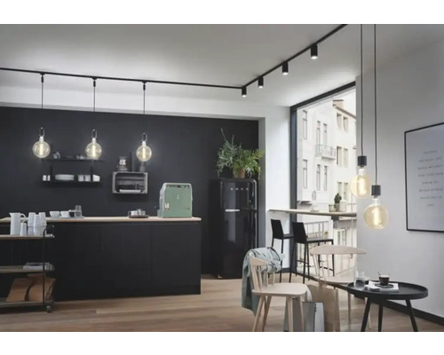 Modernt kök med svart pentry, skensystem med spotlights och pendellampor