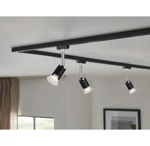 Svart skensystem med tre spotlights i taket.