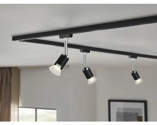 Svart skensystem med tre spotlights i taket.
