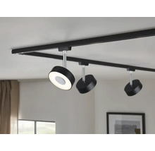 Svart skensystem med tre runda LED-spotlights i taket