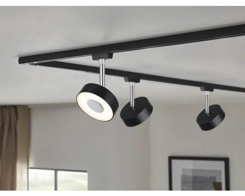 Svart skensystem med tre runda LED-spotlights i taket