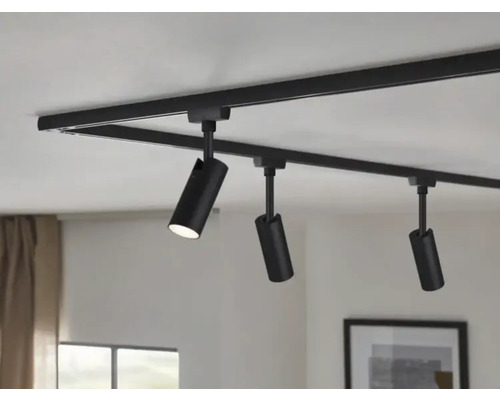 Svart skensystem med tre spotlights i taket