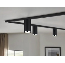 Svart skensystem med tre cylindriska spotlights i taket