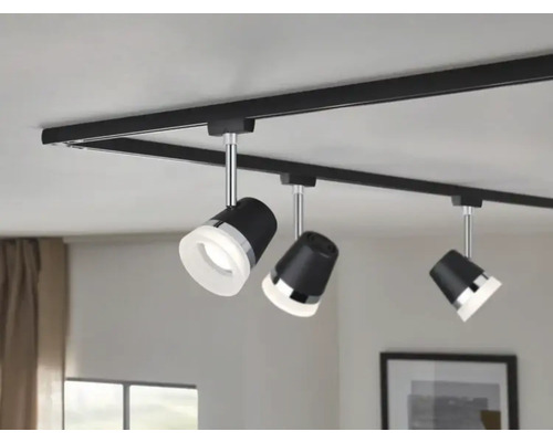 Taklampa med tre spotlights på en skena