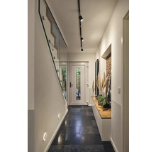 Hall med trappa, belysning och sittbänk