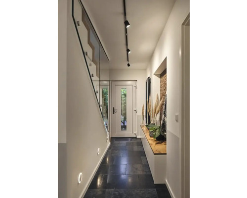 Hall med trappa, belysning och sittbänk