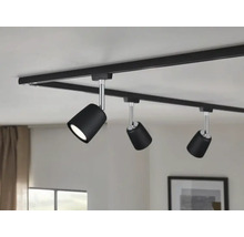 Svart skensystem med tre spotlights i taket.