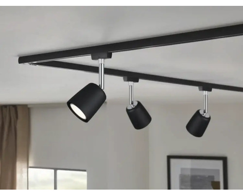 Svart skensystem med tre spotlights i taket.