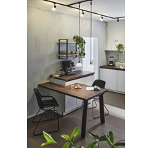 Ljust kök med matbord, stolar, köksutrustning och belysningssystem