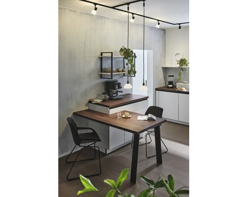 Ljust kök med matbord, stolar, köksutrustning och belysningssystem