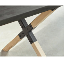 Detaljvy av ett bord med träben och metallbeslag