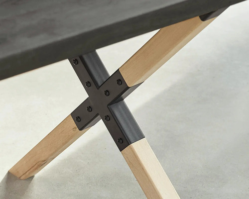 Detaljvy av ett bord med träben och metallbeslag