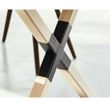 Detaljbild av benet på en trästol med stag