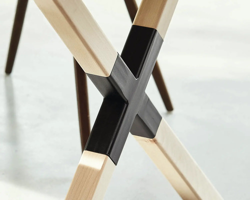 Detaljbild av benet på en trästol med stag