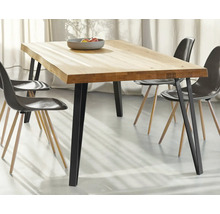 Matbord med träskiva och stolar i matsalen