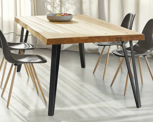 Matbord med träskiva och stolar i matsalen