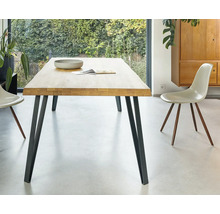 Matbord i trä med metallben och stolar i ett ljust rum