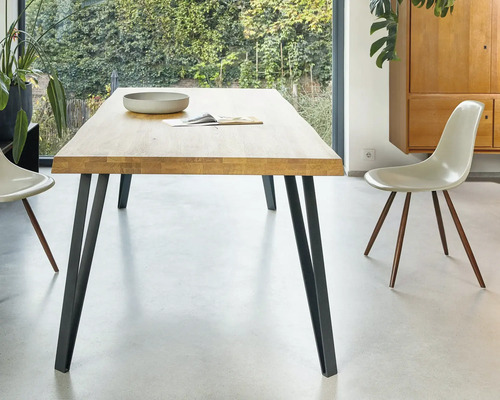 Matbord i trä med metallben och stolar i ett ljust rum