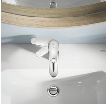 Tvättställsblandare i badrum med spegel