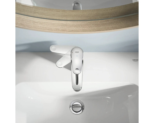 Tvättställsblandare i badrum med spegel