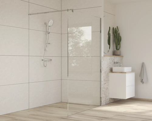 Badrum med duschvägg i glas och handfat