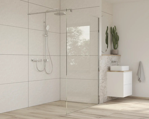 Badrum med duschvägg, duscharmatur och handfat