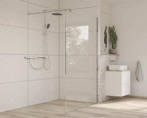 Badrum med duschkabin, handfat och växt