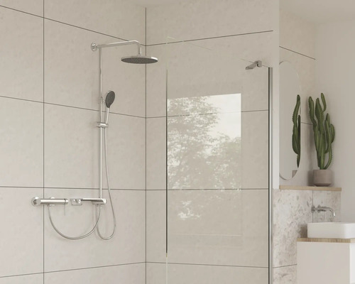 Badrum med duschkabin, termostatblandare och takdusch