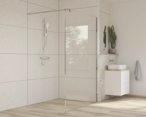 Badrum med duschkabin, duschblandare och tvättställ